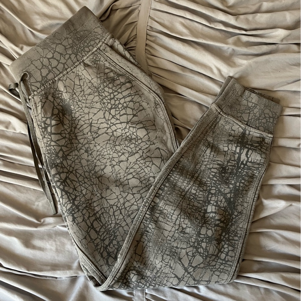 Lululemon Women’s Crackle Pattern Joggers